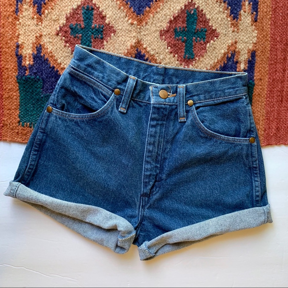 • Wrangler • high waisted denim shorts. Size 00